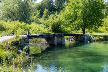 Hırvatistan 'ın Plitvice ulusal park göllerinden akan güzel Korana nehrinden geçen eski, ahşap köprü