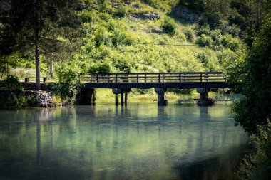 Hırvatistan 'ın Slunjcica kentinde Slunjcica Nehri' ni güzel, turkuaz renklerle geçen güzel, ahşap köprü