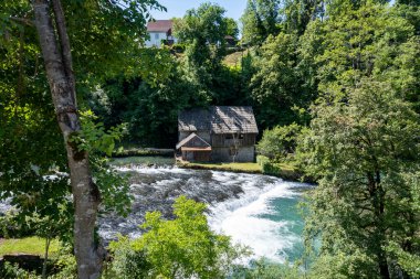 Hırvatistan 'ın Slunjcica nehrinin kıyısındaki ormanlarda gizlenmiş güzel taş ev
