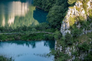 Hırvatistan 'ın Plitvice göllerindeki Korana nehrinin harika doğal ortamı, dokunulmamış doğanın muhteşem milli parkı