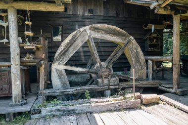 Hırvatistan 'ın Rastoke kasabasında eski, korunmuş su değirmeni çarkı