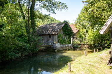 Hırvatistan 'ın Rastoke kentindeki Korana Nehri kıyısındaki eski ahşap kulübe.
