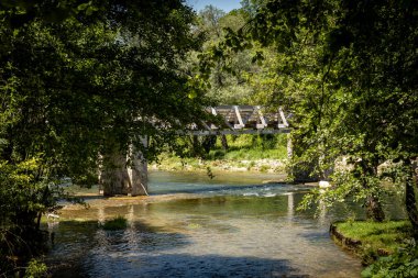 Hırvatistan 'ın Rastoke etnik köyü yakınlarındaki Slunjcica Nehri' ni geçen tahta köprü, ünlü turizm beldesi