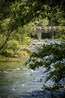 Hırvatistan 'ın Rastoke etnik köyü yakınlarındaki Slunjcica Nehri' ni geçen tahta köprü, ünlü turizm beldesi
