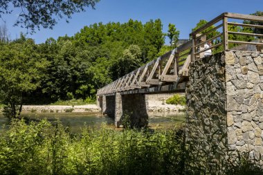 Rastoke, Hırvatistan-18 Haziran 2022: Hırvatistan 'ın ünlü turizm beldesi Hırvatistan' ın Rastoke etnik köyü yakınlarındaki Slunjcica nehrinden geçen tahta ve yaya köprüsü