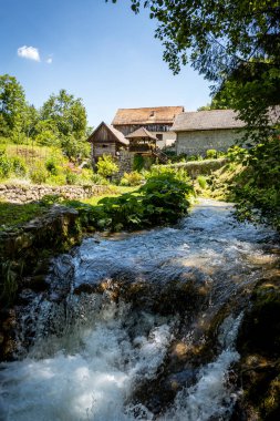 Rastoke etnik köyünün güzel ahşap ve taş evleri, Hırvatistan kıtasındaki harika şelaleler üzerine inşa edildi.