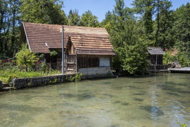 Rastioke nehrinin kıyısında harika ahşap evler, Hırvatistan 'ın pitoresk köyü, ünlü yaz turizm beldesi