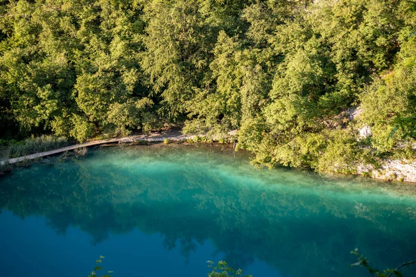 Schöner Holzweg Über Den See Des Plitvicer Nationalparks Vorbei Der — Stockfoto