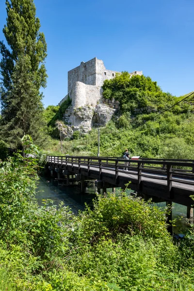 크로아티아의 스룬지에 관광지인 라스트 레이크 폭포에서 가까운 자리잡고 — 스톡 사진