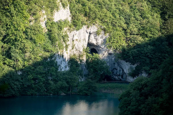 Горные Пещеры Национального Парка Плитвицкие Озера Закате Густыми Зелеными Деревьями — стоковое фото