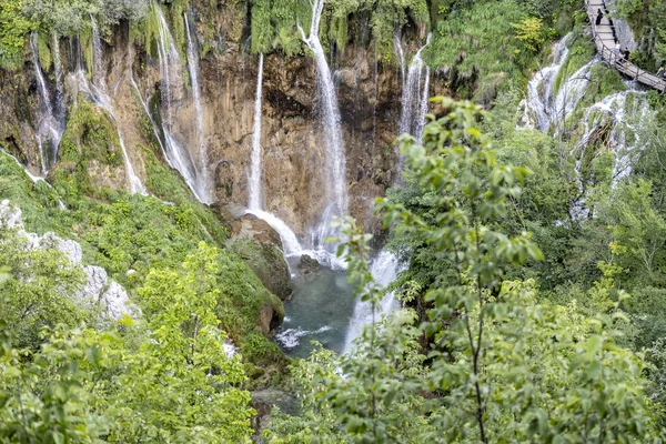 Водопады Крутых Каменных Скалах Каньона Реки Корана Хорватия Плитвицких Озерах — стоковое фото
