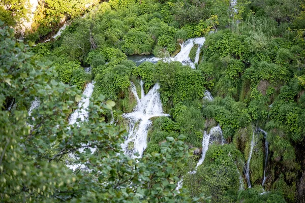 Cachoeiras Rio Korana Passando Pela Densa Folhagem Vegetação Rochas Íngremes — Fotografia de Stock