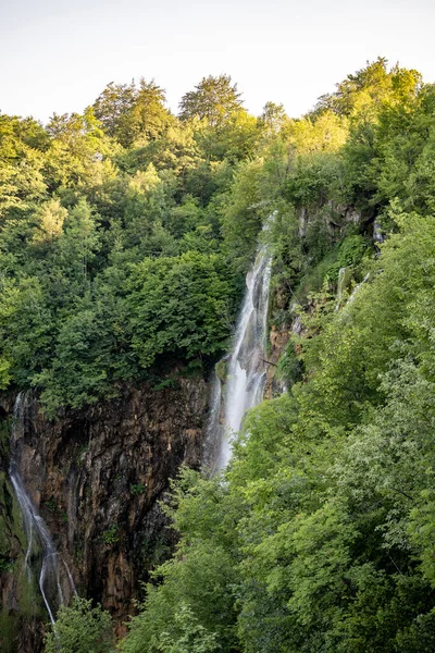 stock image Beautiful, natural environment of Plitvice lakes, Croatia with white water falling over steep cliffs covered in dense, green forest