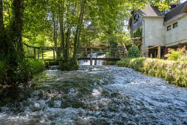 Hırvatistan 'ın kıtasındaki muhteşem turizm beldesi Rastoke köyünde Korana nehri şelaleleri üzerine inşa edilmiş güzel ahşap köprüler.