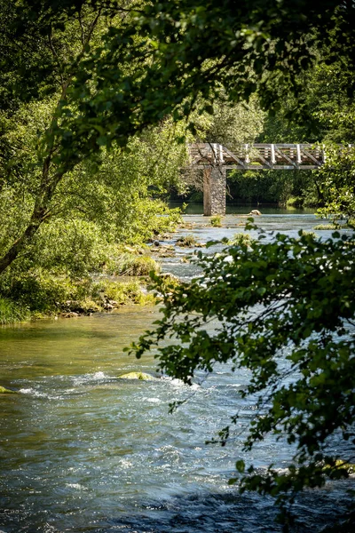 Hırvatistan 'ın Rastoke etnik köyü yakınlarındaki Slunjcica Nehri' ni geçen tahta köprü, ünlü turizm beldesi