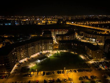 Zagreb, Hırvatistan-6 Eylül 2023: Zagreb şehir merkezinin kent planı, Borovje 'nin yeni yapı taşlarıyla birlikte gece insansız hava aracıyla fotoğrafı çekildi