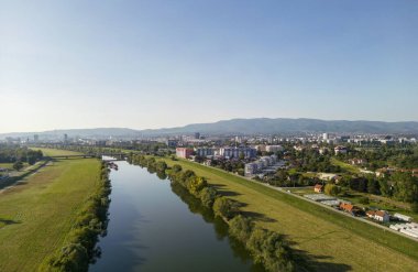 Kuzey Sava nehir kıyısında inşa edilen Borovje bölgesi üzerindeki Zagreb kenti manzarası insansız hava aracı ile fotoğraflandı