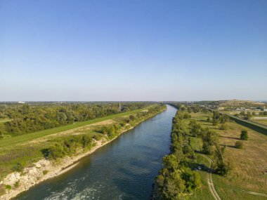 Hırvatistan 'ın Zagrep kentinin doğu yakasındaki Sava nehir akıntılarının hava manzarası, Sava nehir kollarının gizli, yeşil vahasının ısıtma santralinin arkasında yer almasıyla