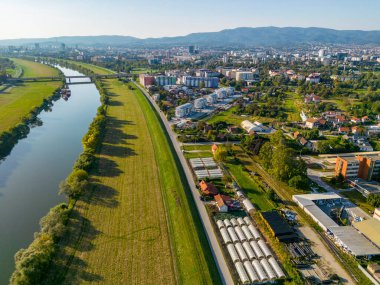 Kuzey Sava nehir kıyısında inşa edilen Borovje bölgesi üzerindeki Zagreb kenti manzarası insansız hava aracı ile fotoğraflandı
