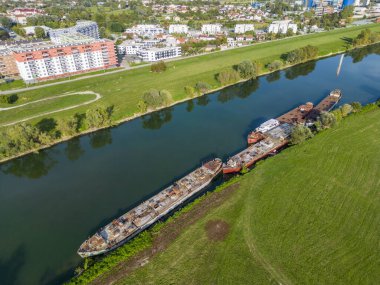 Zagreb, Hırvatistan-17 Eylül 2023: Hırvatistan 'ın başkenti Zagreb' in doğu yakasında demirlemiş terk edilmiş ve terk edilmiş Sava nehir gemilerinin hava manzarası
