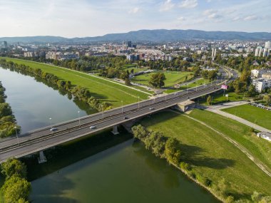Zagreb, Hırvatistan-17 Eylül 2023: Zagreb 'in kuzey ve güney kesimlerini birbirine bağlayan Gençlik Köprüsü' nün havadan görünüşü 