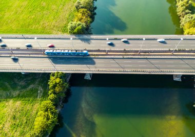 Zagreb, Hırvatistan-17 Eylül 2023: Hırvatistan 'ın başkenti Zagreb' in doğu tarafındaki Gençlik Köprüsü üzerinden geçen arabaların hava görüntüsü