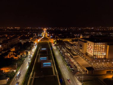 Zagreb, Hırvatistan-20 Eylül 2023: Zagreb şehir çeşmeleri, yeşil parkın etrafında su havuzlarıyla dolaşan arabalarla kentin güney girişine inşa edildi