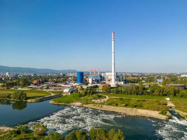 Zagreb, Hırvatistan-9 Eylül 2023: Sava nehir setinde inşa edilen küçük ev ve caddelerin üzerinden yükselen Zagreb 'in insansız hava aracı görüntüsü