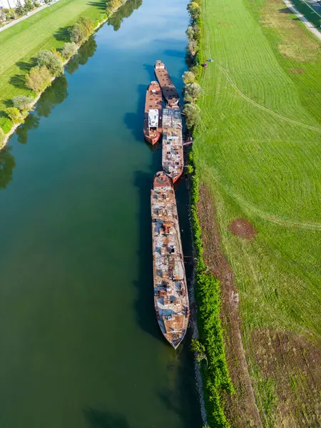 Hırvatistan 'ın başkenti Zagreb' in doğu yakasında demirlemiş terk edilmiş ve terk edilmiş Sava nehir gemilerinin hava manzarası