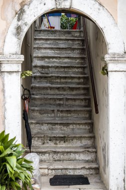 Hırvatistan 'ın ortaçağ kasabası Ston' un üzerinde taş yay ile güzel, eski merdiven