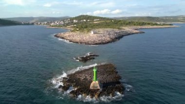 Punta Planka yarımadasının havadan görünüşü ve adanın karşısındaki yeşil deniz feneriyle güney ve kuzey akıntılarının çarpıştığı yer.