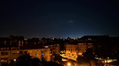 Zagreb kentinde sağanak yağış zamanı Hırvatistan 'da hızlandı