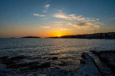 Rogoznica, Hırvatistan-27 Haziran 2024: Hırvatistan 'ın orta Dalmaçya kentindeki ünlü denizcilik merkezi Rogoznica üzerinde güzel bir gün batımı