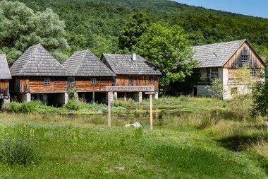 Majerovo Vrilo, Hırvatistan 'ın Gacka nehrindeki güzel ahşap değirmen evleri, bu dağlık bölgede korunan son değirmenlerden biri.
