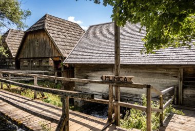 Sinac, Hırvatistan-29 Haziran 2024: Muhteşem Majerovo Vrilo, Hırvatistan 'ın Sinac kentindeki Gacka nehir kaynağının etrafına inşa edilmiş eski değirmen evleri