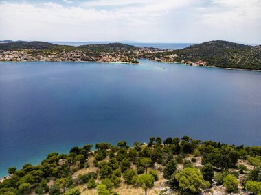 Hırvatistan 'ın Rogoznica kentindeki engin, açık deniz ve ufuktaki uzak adalarla Razanj' ın havadan görünüşü