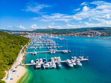 Rogoznica, Hırvatistan-28 Haziran 2024: Hırvatistan 'ın Rogoznica kentindeki demirlemiş yatlar ve yelkenli teknelerin hava manzarası