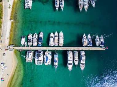 Rogoznica, Hırvatistan-28 Haziran 2024: Hırvatistan 'ın Rogoznica kentindeki limanda demirlemiş yatlar ve yelkenli teknelerin havadan aşağı manzarası 