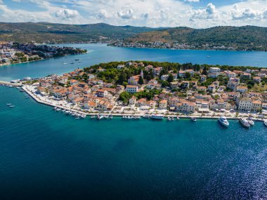 Rogoznica, Hırvatistan-28 Haziran 2024: Hırvatistan 'ın küçük Rogoznica kasabası orta Dalmaçya' daki popüler turizm merkezinin havadan görünüşü