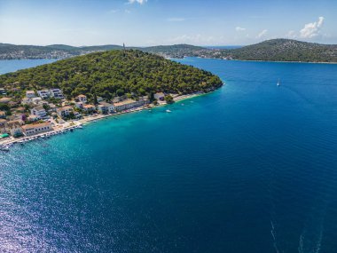 Rogoznica, Hırvatistan-28 Haziran 2024: Hırvatistan 'ın küçük Rogoznica kasabası orta Dalmaçya' daki popüler turizm merkezinin havadan görünüşü