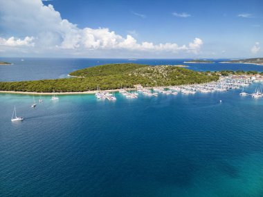 Rogoznica, Hırvatistan-28 Haziran 2024: Orta Dalmaçya, Hırvatistan 'ın küçük Rogoznica kasabası ve onun marina ve yeşil yarımadasındaki popüler turizm merkezinin havadan görünüşü