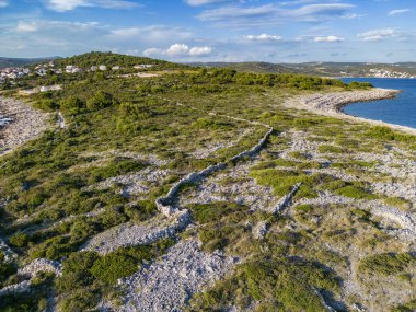 Hırvatistan 'ın Punta Planka kentinin eski, terk edilmiş alçıpan ve turkuaz deniz manzaralı güzel ve engebeli kıyıları keskin kayalara çarpıyor.