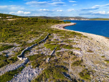 Hırvatistan 'ın Punta Planka kentinin eski, terk edilmiş alçıpan ve turkuaz deniz manzaralı güzel ve engebeli kıyıları keskin kayalara çarpıyor.