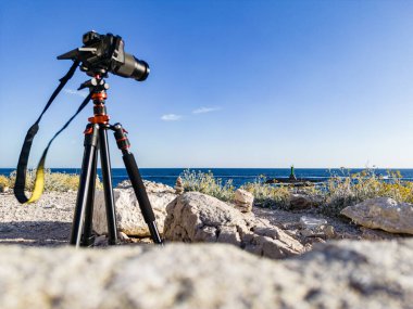 Tripodun üzerindeki kamera, Punta Planka deniz fenerine döndü. Açık deniz tarafından sıçrayan bu uzak Hırvat sahilinin fotoğraflarını çekmeye hazır.