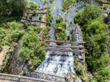 Hırvatistan 'ın Sinac kasabasındaki Majerovo Vrilo kasabasındaki eski değirmenlerin ve ahşap yapıların havadan görünüşü ve ahşap kalıntıları