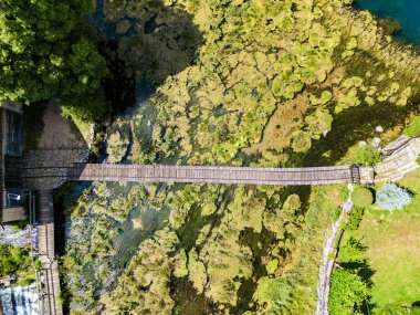 Hırvatistan 'ın Sinac kasabasındaki Gacka Nehri' ni geçerken Majerovo Vrilo adlı korunmuş değirmenlerin yanında çekilmiş hava fotoğrafı