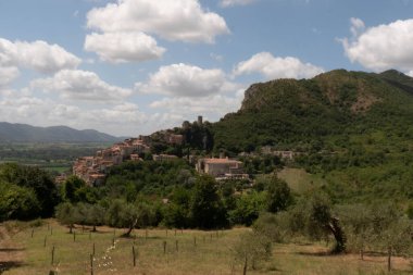 İtalya 'nın Caserta eyaletindeki bir ortaçağ köyü olan Pietravairano' nun panoramik manzarası. Yüksek kalite fotoğraf