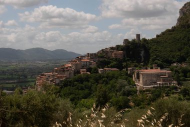 İtalya 'nın Caserta eyaletindeki bir ortaçağ köyü olan Pietravairano' nun panoramik manzarası. Yüksek kalite fotoğraf