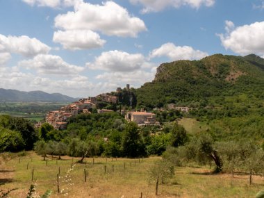 İtalya 'nın Caserta eyaletindeki bir ortaçağ köyü olan Pietravairano' nun panoramik manzarası. Yüksek kalite fotoğraf