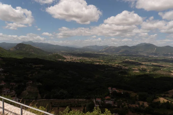 İtalya 'nın Caserta eyaletindeki bir ortaçağ köyü olan Pietravairano' nun panoramik manzarası. Yüksek kalite fotoğraf